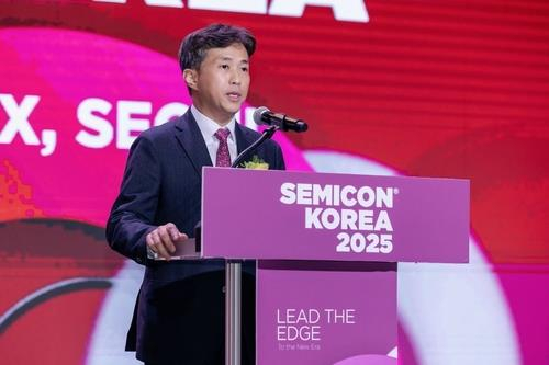 Kwak Noh-jung, CEO of SK hynix, delivers a speech during Semicon Korea 2025 in this picture from his LinkedIn account. [YONHAP]