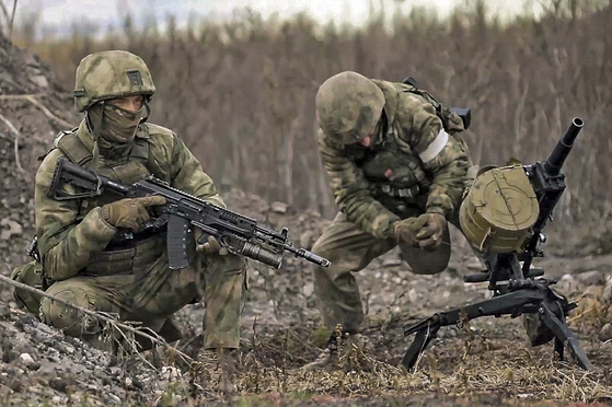 Russian soldiers prepare to fire toward Ukrainian positions in an undisclosed location in Ukraine in this photo distributed by Russian Defense Ministry Press Service on Feb. 8. [AP/YONHAP]