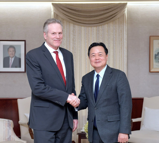Korean Ambassador to the United States Cho Hyun-dong, right, shakes hands with Alaska Gov. Mike Dunleavy at a meeting in Washingon D.C. on Feb. 19.[EMBASSY OF THE REPUBLIC OF KOREA IN THE USA] 