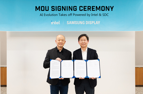 Samsung Display’s executive vice president Lee Ho-joong, right, and Intel’s general manager of Client Computing Group’s Client Segments David Feng pose for the camera at a signing ceremony held at Samsung Display Research in Gyeonggi on Feb. 21. [SAMSUNG DISPLAY]