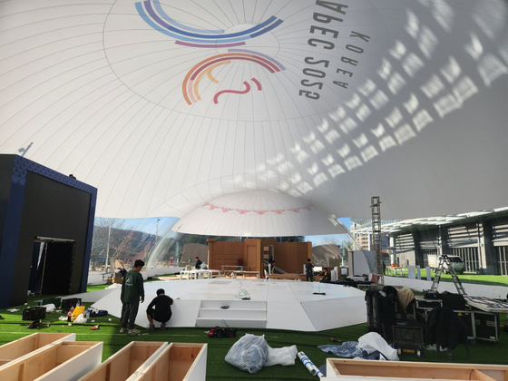 A transparent air dome for the Senior Officials’ Meeting (SOM1) of the Asia-Pacific Economic Cooperation (APEC) summit is being installed at the outdoor exhibition hall of the Hwabaek Internationall Convention Center in Gyeongju on Feb. 23. [KIM JUNG-SEOK]