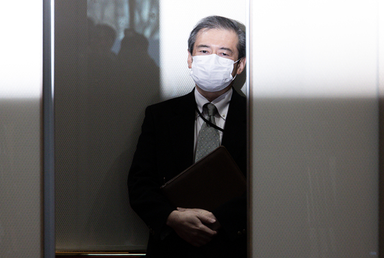 Taisuke Mibae, the deputy chief of mission at the Japanese Embassy in Seoul, is seen at the Ministry of Foreign Affairs in Seoul on Feb. 22 after he was summoned by the Korean government to protest Japan's renewed territorial claim over Dokdo. [NEWS1]