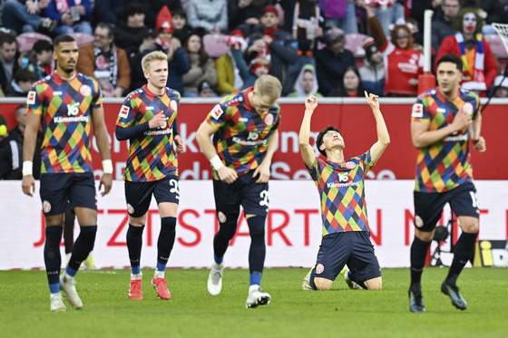 Mainz midfielder Lee Jae-sung, second from right, celebrates scoring during a Bundesliga match against FC St. Pauli at the MEWA Arena in Germany on Feb. 22. [AP/YONHAP] 