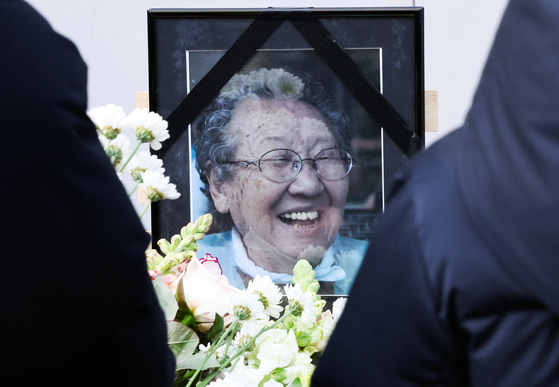Participants at a Wednesday demonstration for the resolution of the Japanese military sexual slavery issue offer flowers at the memorial tablet of the late activist and survivor Gil Won-ok on Feb. 19. [NEWS1]