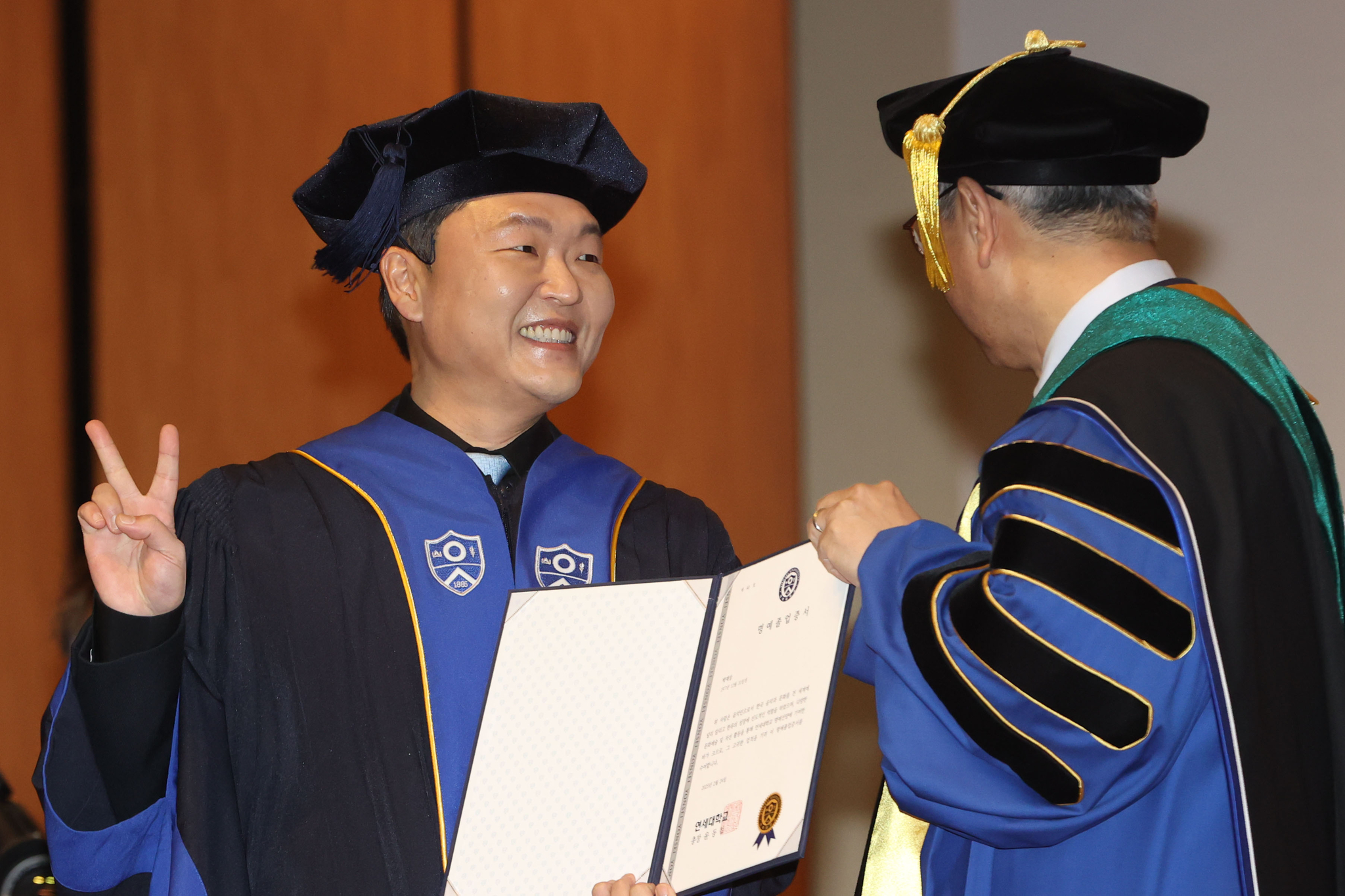 Singer Psy receives an honorary diploma at Yonsei University's graduation ceremony held on Feb. 24. [YONHAP]