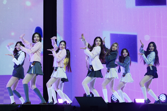 SM Entertainment's new girl group Hearts2Hearts performs its debut track "The Chase" on Feb. 24 at the Yes24 Live Hall music venue in eastern Seoul. [DANIELA GONZALEZ PEREZ]