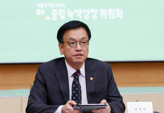 Acting President Choi Sang-mok speaks at a meeting of the Presidential Commission on Carbon Neutrality and Green Growth in the government complex in Jongno District, central Seoul, on Feb. 24. [JOINT PRESS CORPS]