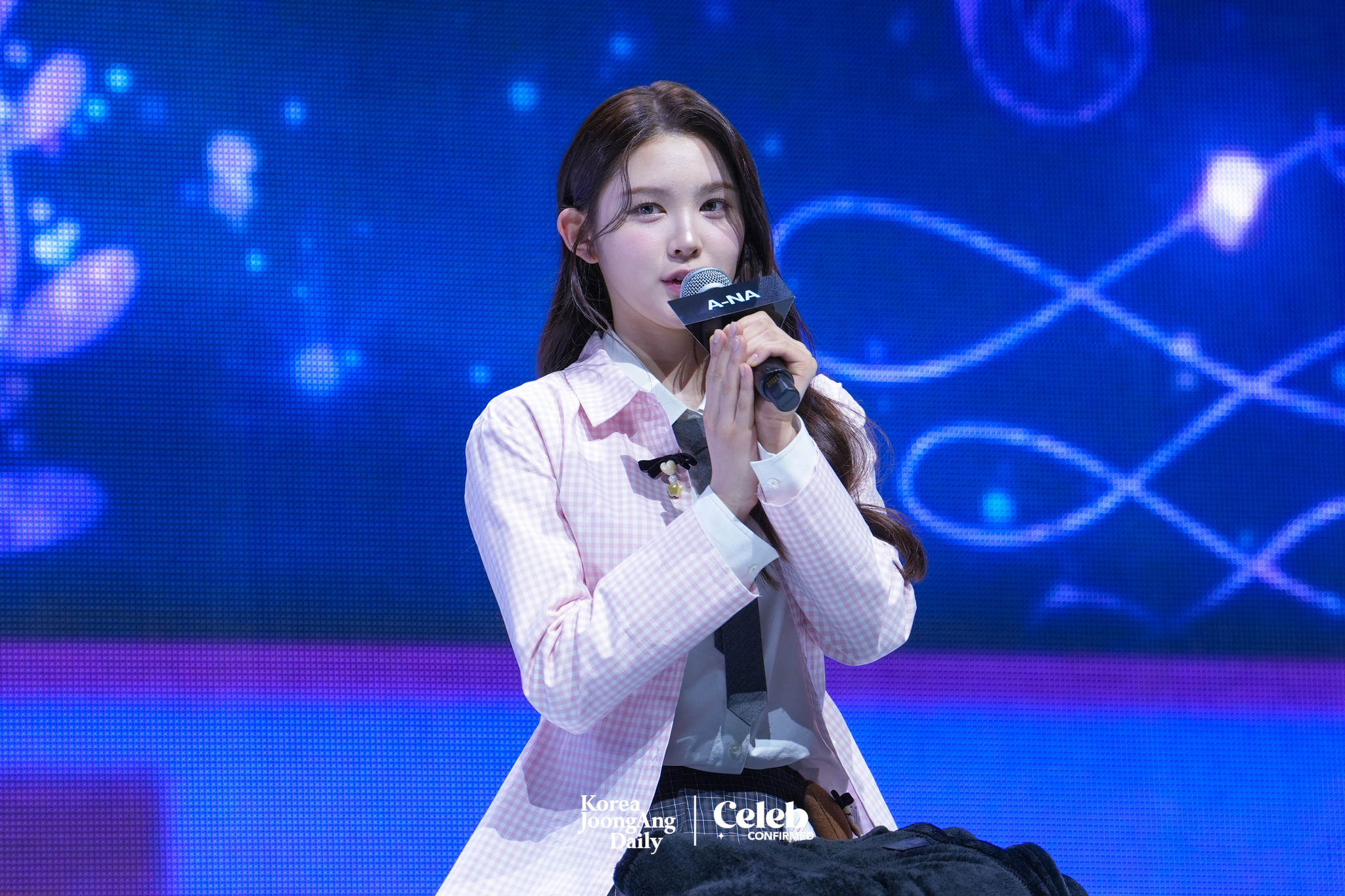 Hearts2Hearts' A-na during a showcase held on Feb. 24 at Yes24 Live Hall in eastern Seoul for the release of its single “The Chase.” [DANIELA GONZALEZ PEREZ]