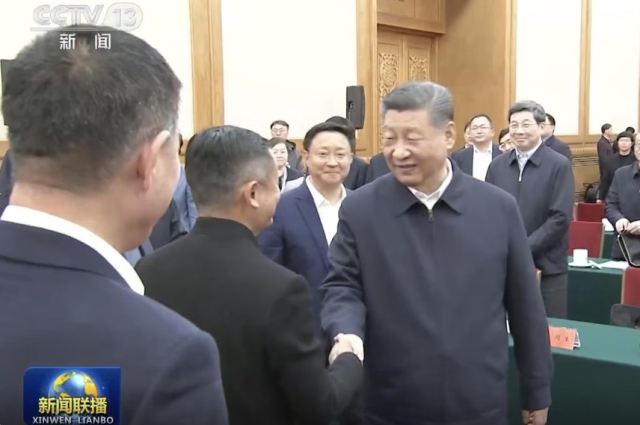 Chinese President Xi Jinping shakes Jack Ma's hand at a forum convened by Xi on Feb. 17, 2025. This gesture made Ma one of only three business leaders to receive such a gesture. [CCTV]