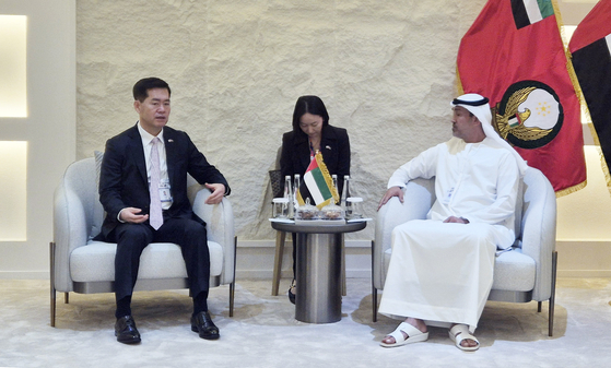 Defense Acquisition Program Administration Minister Seok Jong-gun, left, holds talks with United Arab Emirates Minister of State for Defense Affairs Mohammed bin Mubarak Al Mazrouei on Feb. 17. [DAPA] 