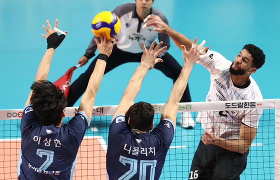 Cheonan Hyundai Capital Skywalkers outside hitter Leonardo Leyva attacks during a V League game against Seoul Woori Card Woori Won at Jangchung Arena in central Seoul on Feb. 22. [YONHAP]