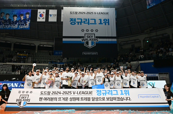 The Cheonan Hyundai Capital Skywalkers celebrate winning the 2024-25 V League title at Jangchung Arena in central Seoul on Feb. 22. [NEWS1] 