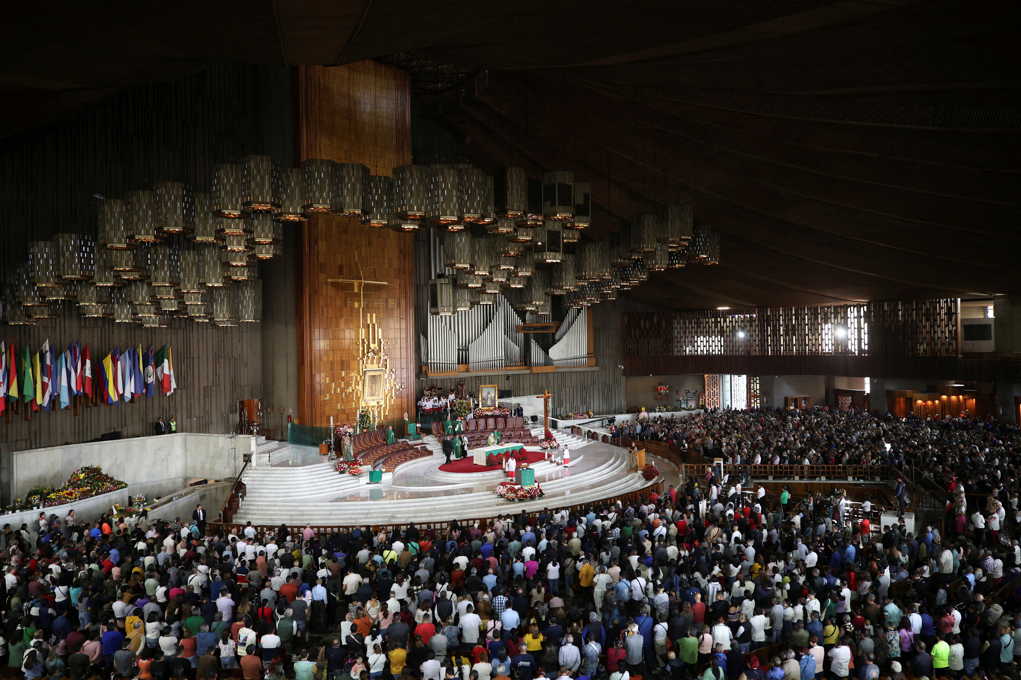 People attend a mass to pray for Pope Francis' health at the Basilica of Guadalupe, in Mexico City, Mexico, Feb. 23. [REUTERS/YONHAP] 