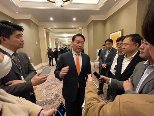 SK Group Chairman Chey Tae-won, center, speaks to reporters on the sidelines of the 2025 Trans-Pacific Dialogue hosted by the Chey Institute for Advanced Studies at a hotel in Washington on Feb. 21. [POOL/YONHAP]