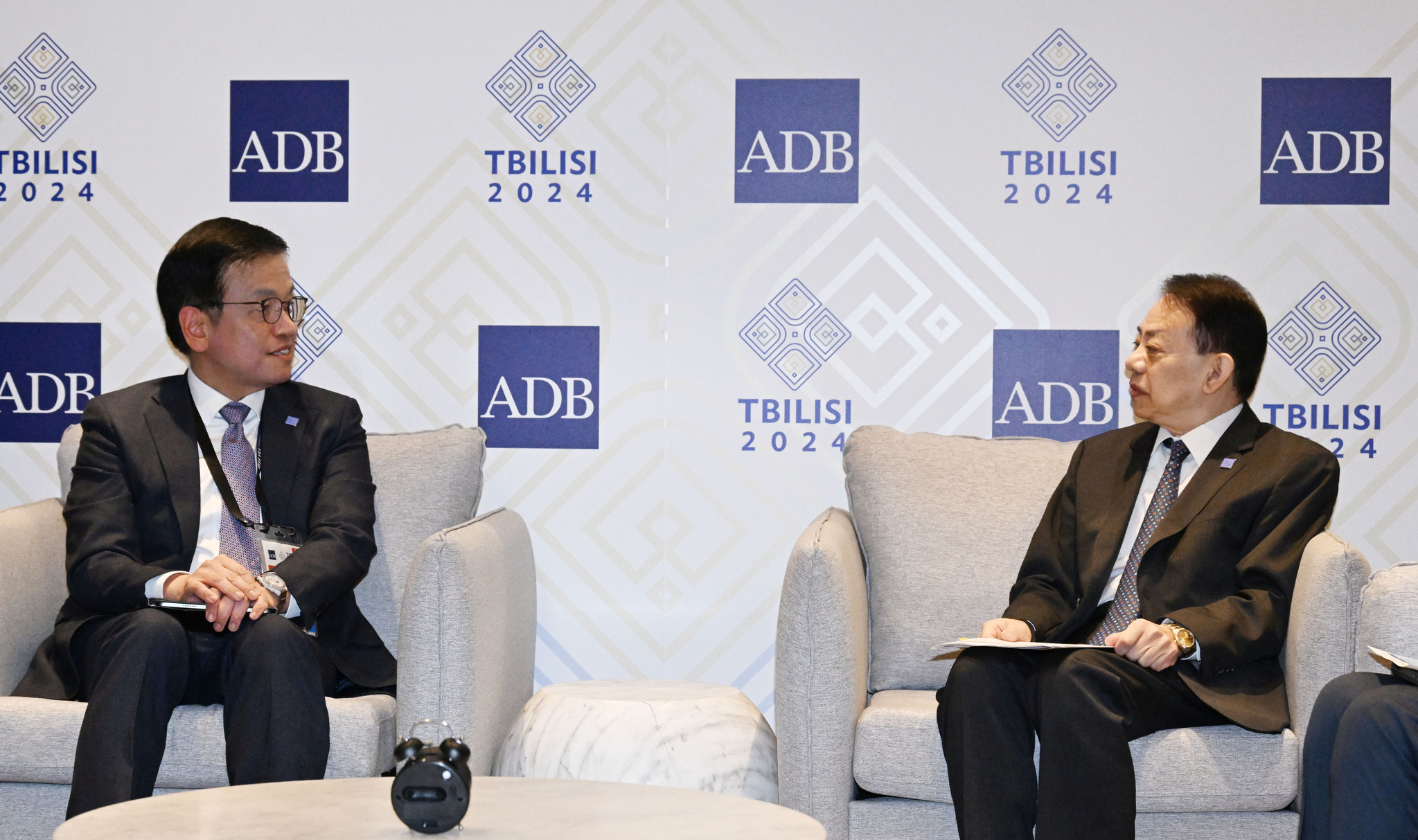 Acting President Choi Sang-mok and Masatsugu Asakawa, president of the Asian Development Bank, speaks during a meeting in May 5, 2024. [NEWS1] 