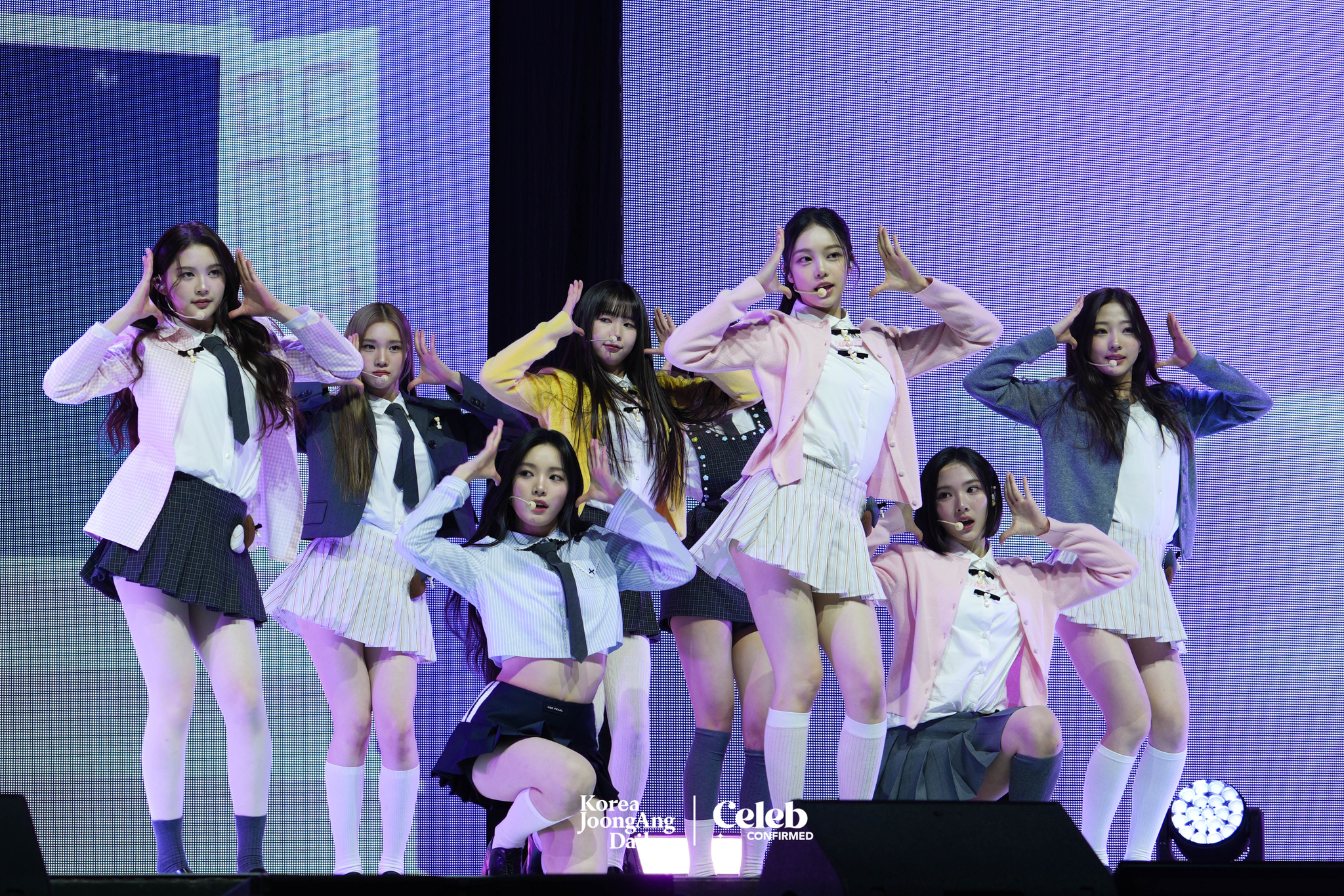 Girl group Hearts2Hearts performs lead track “The Chase” during a showcase held on Feb. 24 at Yes24 Live Hall in eastern Seoul. [DANIELA GONZALEZ PEREZ]