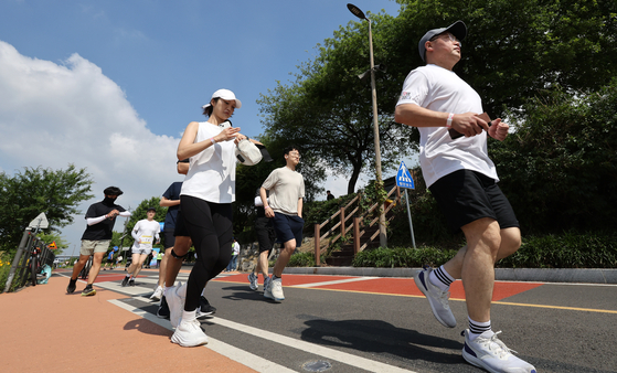 Participants in the 2024 My Pace Triathlon Festival run at the Ttukkseom Hangang Park in Gwangjin District, eastern Seoul [NEWS1]