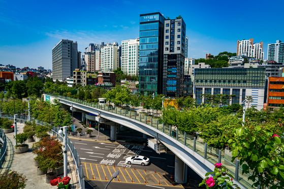 The trail involving Seoullo 7017 offers a panoramic city view from the overpass, a 30-minute walk that connects to old neighborhoods like Manri-dong and Jungnim-dong. [BAEK JONG-HYUN] 
