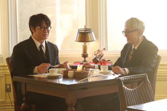 A still from Netflix original food show ″K-foodie meets J-foodie″ featuring Korean singer and foodie Sung Si-kyung, left, and Japanese actor and foodie Yutaka Matsushige, available starting on Feb. 27 [NETFLIX]
