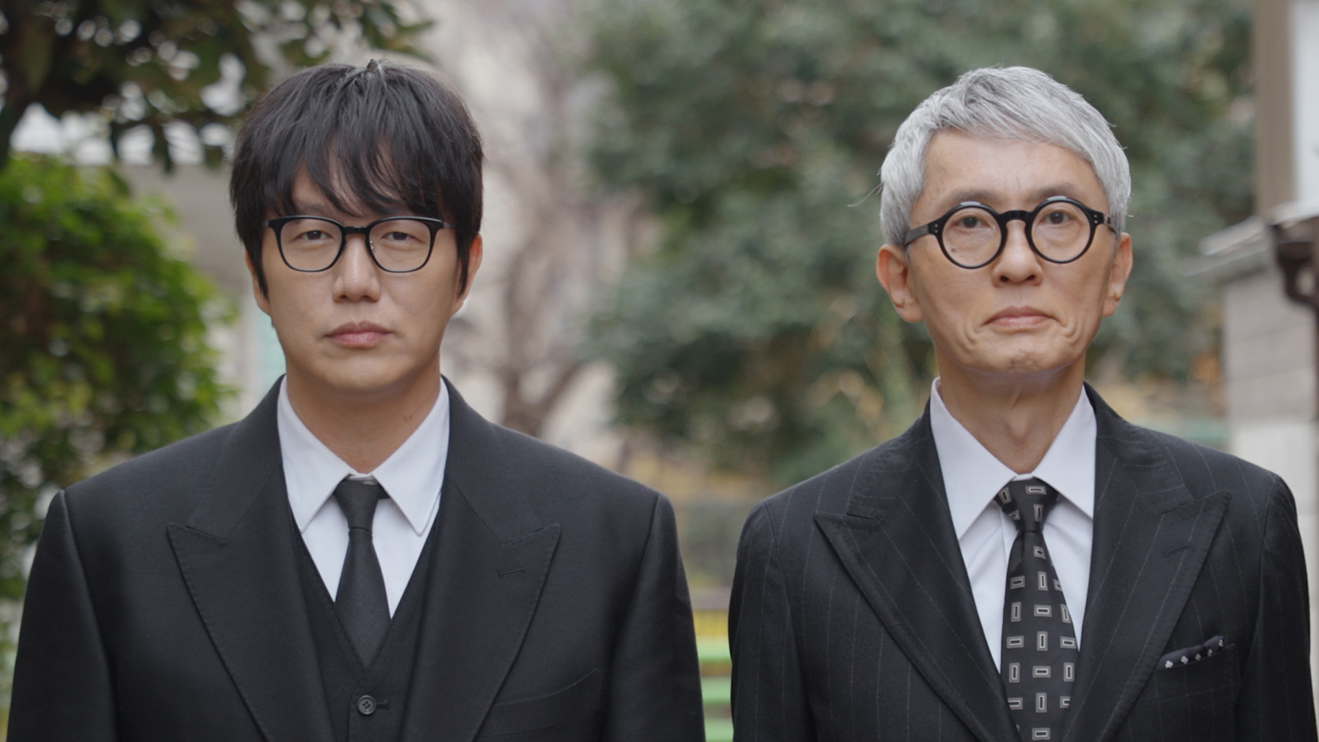 A still from Netflix original food show ″K-foodie meets J-foodie″ featuring Korean singer and foodie Sung Si-kyung, left, and Japanese actor and foodie Yutaka Matsushige, available starting on Feb. 27 [NETFLIX]