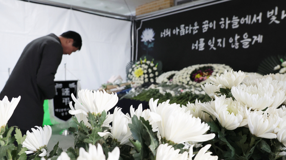 Citizens pay respects to 7-year-old Kim Ha-neul, who died on Feb. 10 in a suspected homicide, at an elementary school in Daejeon on Feb. 13. [YONHAP]