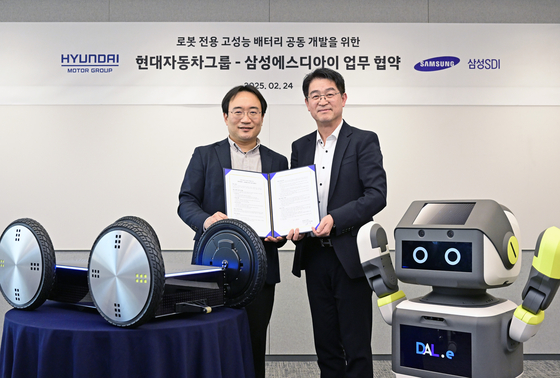 Hyun Dong-jin, head of Hyundai Motor Group Robotics Lab, left, and Samsung SDI Head of Strategic Marketing Cho Han-jae take a commemorative photo during a signing ceremony at the Hyundai Motor Group Uiwang Research Center in Uiwang, Gyeonggi, on Feb. 24. [HYUNDAI MOTOR GROUP]