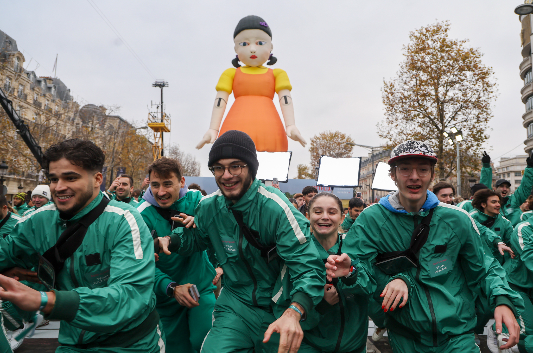 People play ″Red Light, Green Light″ during an offline event ahead of the release of season two of Netflix's ″Squid Game″ (2021-) in Paris on Dec. 2, 2024. [NEWS1]