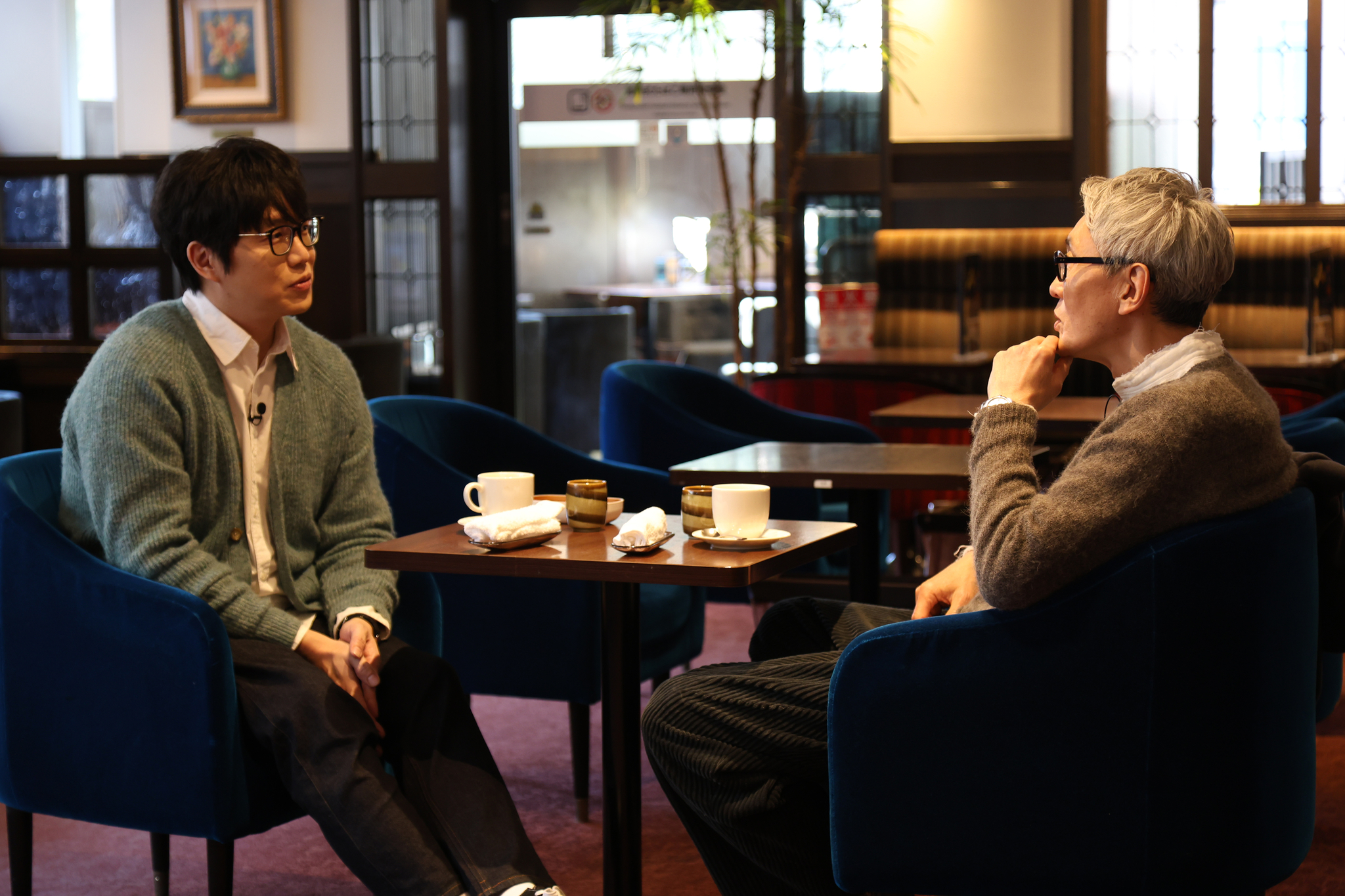 A still from Netflix original food show ″K-foodie meets J-foodie″ featuring Korean singer and foodie Sung Si-kyung, left, and Japanese actor and foodie Yutaka Matsushige, available starting on Feb. 27 [NETFLIX]