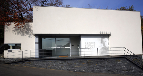 Inwangsan Jarak-gil Trail in Jongno District, central Seoul, stops at the Yoon Dong-Ju Literature Museum. [JONGNO FOUNDATION FOR ART AND CULTURE]