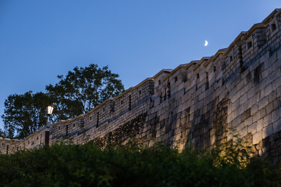 Hanyangdoseong Trail in Jongno District, central Seoul, includes major historic sites in Hanyang, the old name for Seoul. [SEOUL METROPOLITAN GOVERNMENT]
