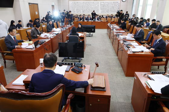 A parliamentary subcommittee under the Legislation and Judiciary Committee convenes a meeting at the National Assembly in western Seoul on Feb. 24. [NEWS1]