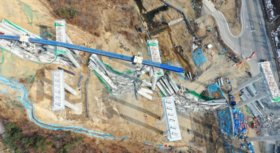 Rubble is piled up at the bridge construction site collapse in Anseong, Gyeonggi, on Feb. 25. [NEWS1]