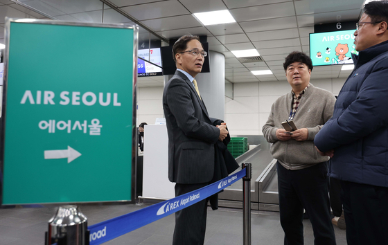 Air Seoul CEO Kim Joong-ho visits the Air Seoul check-in counter at Seoul Station City Airport Terminal on Feb. 26. [YONHAP NEWS]