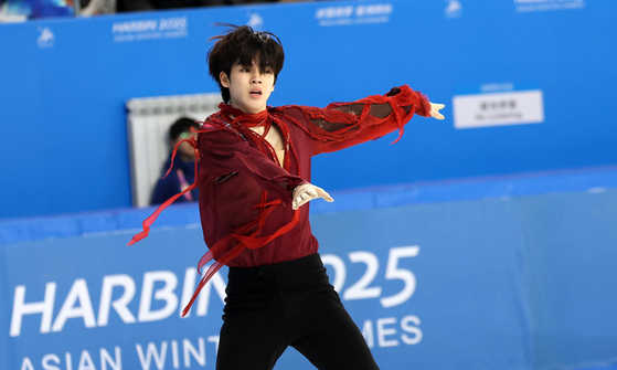 Cha Jun-hwan performs in the men's single free skating event at the Asian Winter Games held in Harbin, China on Thursday Feb. 13. [NEWS1]