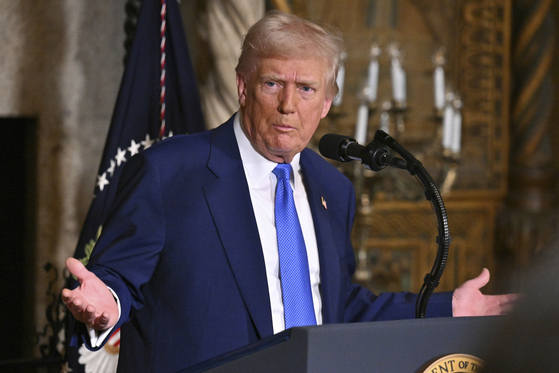U.S. President Donald Trump talks about a 25 percent tariff on car imports at Mar-a-Lago in Palm Beach, Florida, on Feb. 18. [AP/YONHAP]