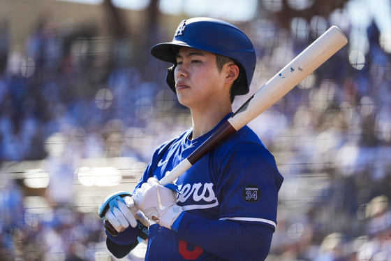 Kim Hye-seong of the Los Angeles Dodgers prepares to bat during a spring training baseball game against the Kansas City Royals in Phoenix on Feb. 22.  [AP/YONHAP]