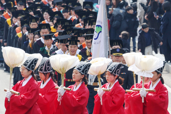 School officials and students of Sungkyunkwan University take part in its special traditional ritual during its graduation ceremony on Tuesday. [NEWS1] 