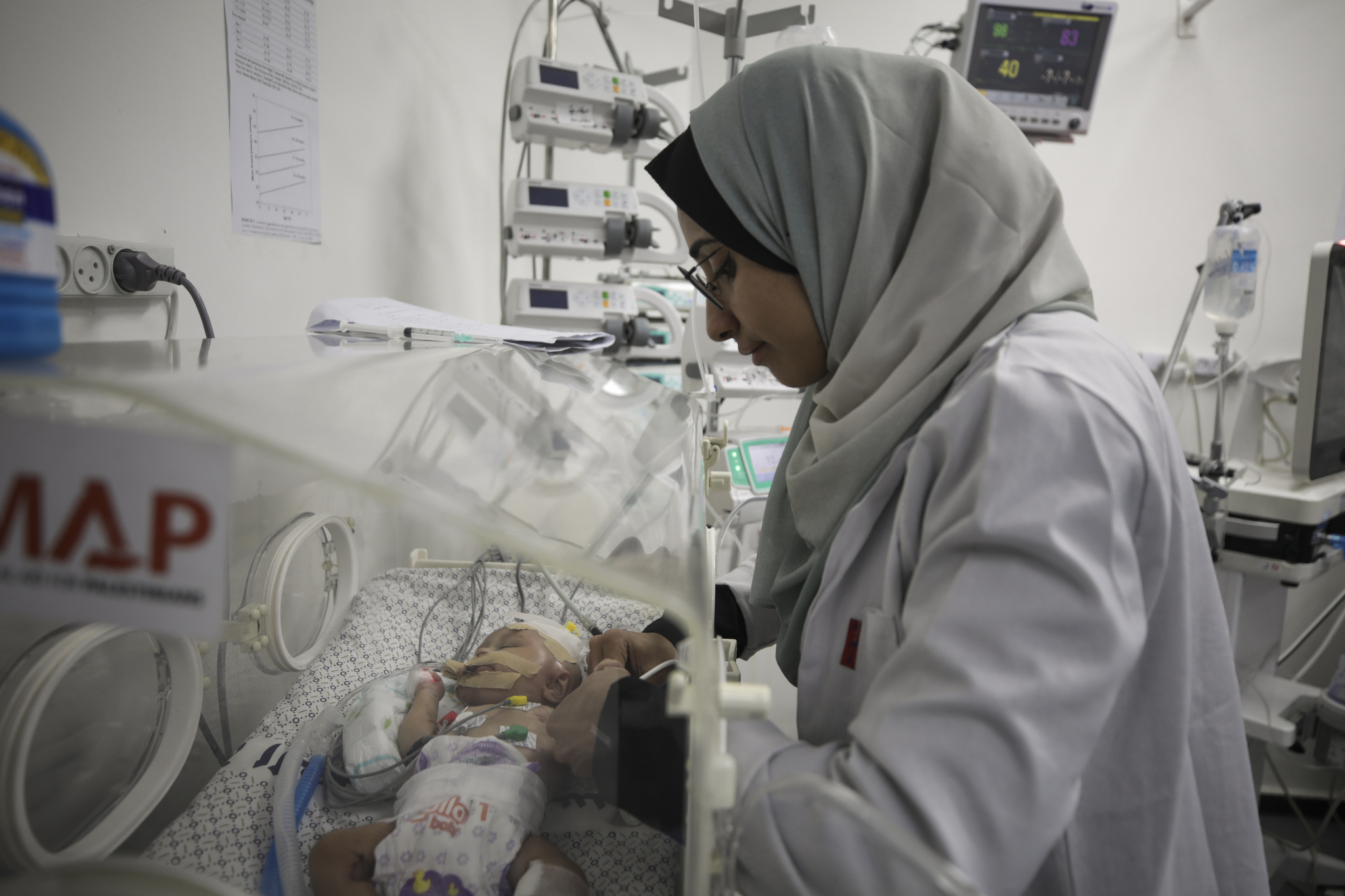 A two-month-old Palestinian baby, Eila Sarsak, receives treatment in an incubator at the Patient Friends Hospital in Gaza City, where she has been in intensive care for ten days due to the effects of the cold weather, on Feb. 25. [AP/YONHAP]