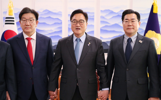 From left: People Power Party (PPP) floor leader Rep. Kweon Seong-dong, National Assembly Speaker Woo Won-shik and liberal Democratic Party (DP) floor leader Rep. Park Chan-dae pose for a photo ahead of a meeting in western Seoul on Feb. 26. [JOINT PRESS CORPS]
