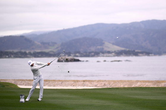 Jordan Spieth plays a shot on the 18th hole prior to the AT&T Pebble Beach Pro-Am 2025 at Pebble Beach Golf Links in Pebble Beach, California on Jan. 29.  [AFP/YONHAP]