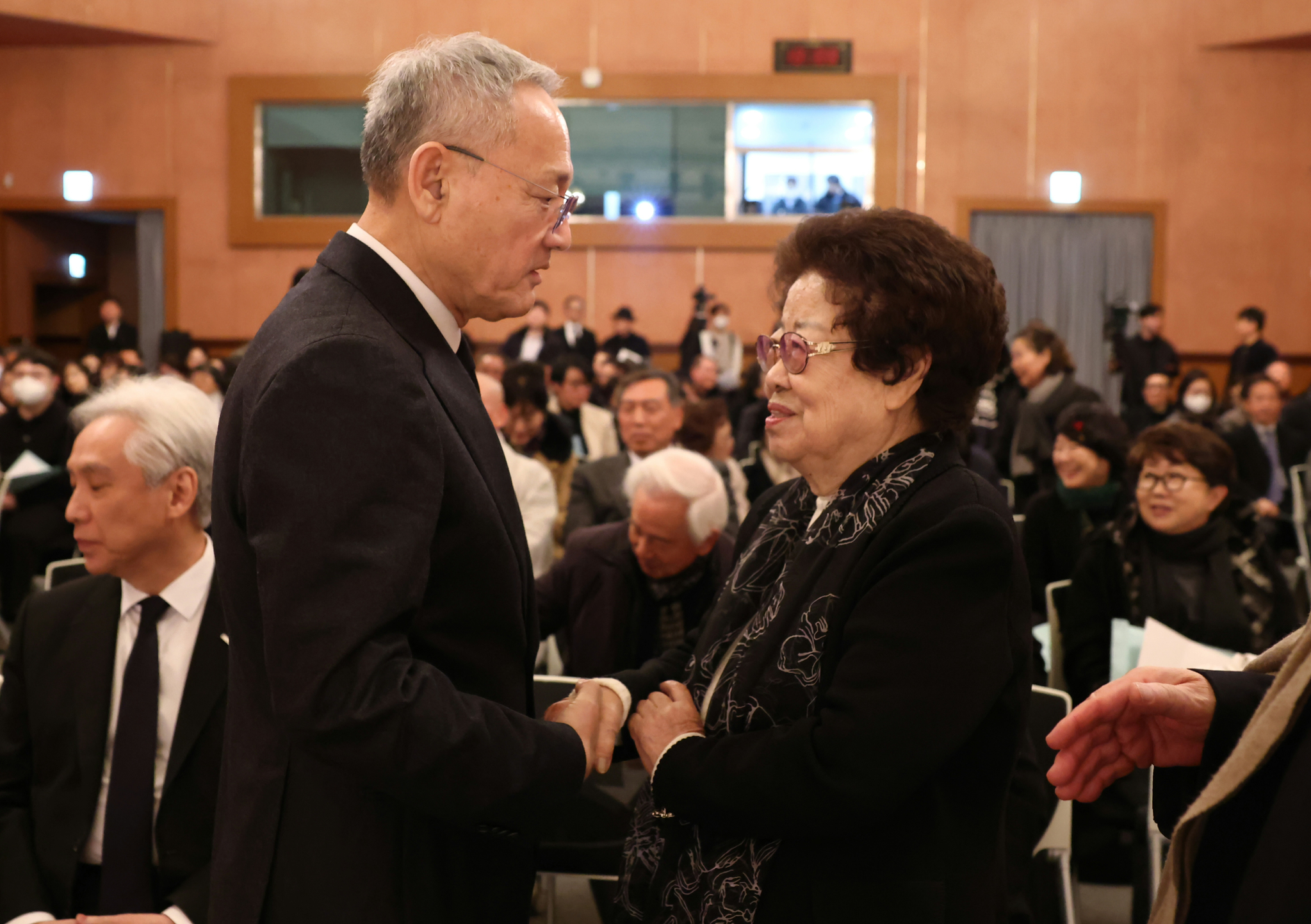 Culture Minister Yu In-chon, left, and Kang In-sook, director of the Young In Museum of Literature. and the widow of former culture minister and literary giant Lee O-young (1934-2022), greet each other during the memorial service to mark the third anniversary of Lee's passing on Wednesday at the National Library of Korea in southern Seoul. [MINISTRY OF CULTURE, SPORTS AND TOURISM] 