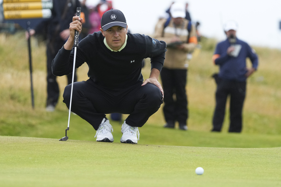 Jordan Spieth lines up a putt on the fourth hole during his opening round of the British Open at Royal Troon golf club in Troon, Scotland on July 18, 2024.  [AP/YONHAP]