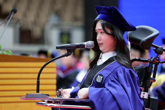 Jang Se-won, a student at Seoul National University, delivers a speech as the representative of the Class of 2025 during its graduation ceremony on Wednesday. [NEWS1] 