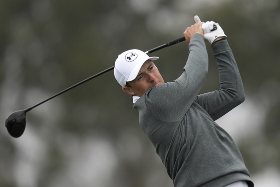 Jordan Spieth hits his tee shot on the second hole of the South Course at Torrey Pines during the first round of the Genesis Invitational in San Diego on Feb. 13.  [AP/YONHAP]