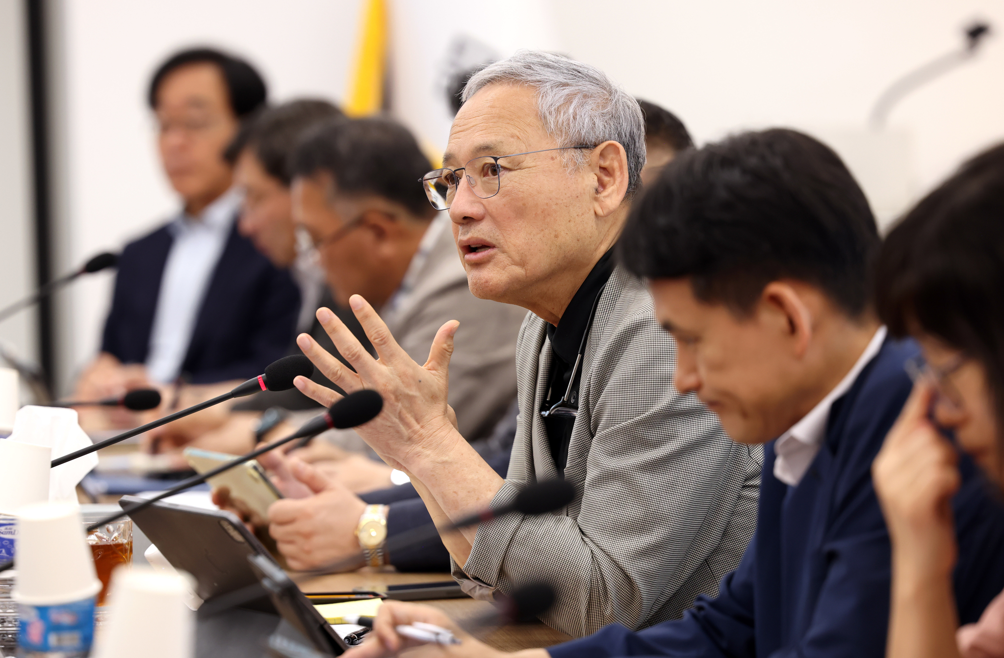 Culture Minister Yu In-chon, center, speaks at a conference. [NEWS1]