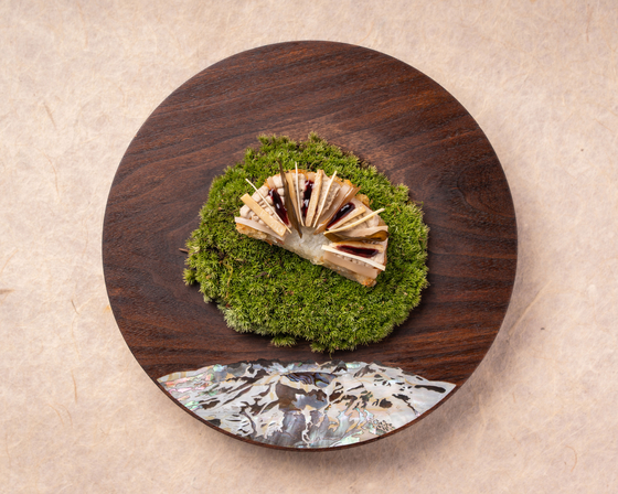 Mushroom dish at Evett in Gangnam District, southern Seoul. The restaurant was newly awarded two Michelin stars on Thursday. [EVETT]