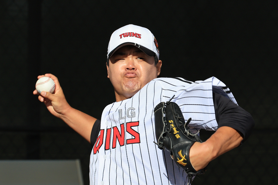 LG Twins right-handed pitcher Jang Hyun-sik pitches in the bullpen during a spring training camp held at the Indian School Park Baseball Stadium in Scottsdale, Arizona on Feb. 14. [YONHAP] 