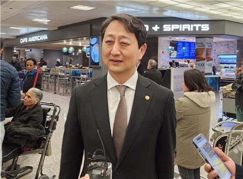 Industry Minister Ahn Duk-geun speaks to the press upon arrival at Dulles International Airport near Washington on Feb. 26. [YONHAP]