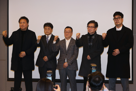 Executives of major K-pop organizations pose for photos at a press conference jointly held by the Korea Management Federation (KMF), the Korea Entertainment Producers' Association (KEPA), the Record Label Industry Association of Korea (LIAK), the Recording Industry Association of Korea (RIAK) and the Korea Music Content Association (KMCA) on Feb. 27 in southern Seoul. [YONHAP]