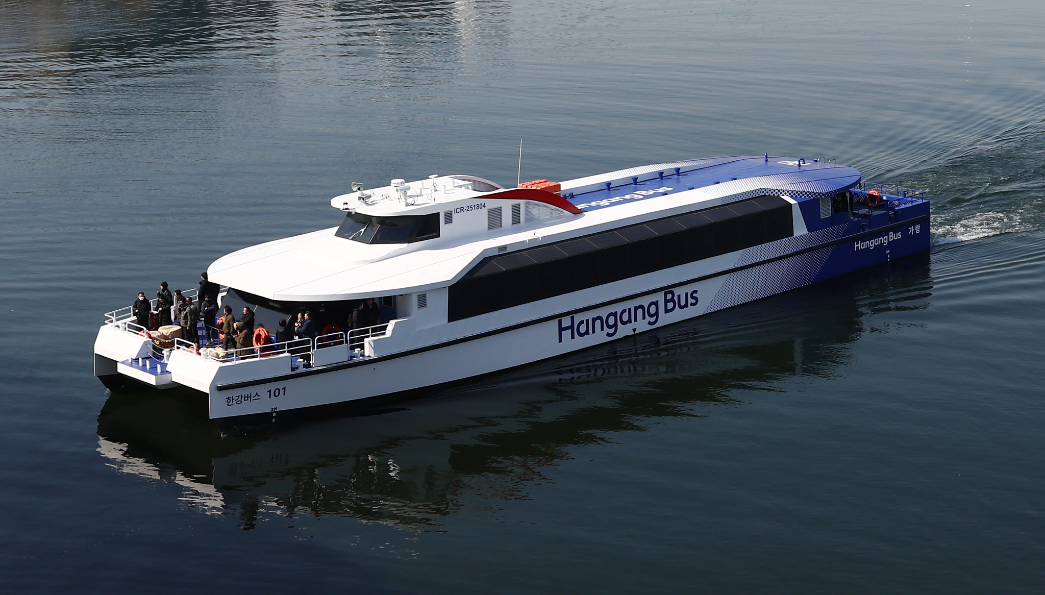 Hangang Bus 101, one of two ferry boats commissioned to transport people along the Han River in Seoul, approaches Yeouido, western Seoul, on Feb. 27. [NEWS1]